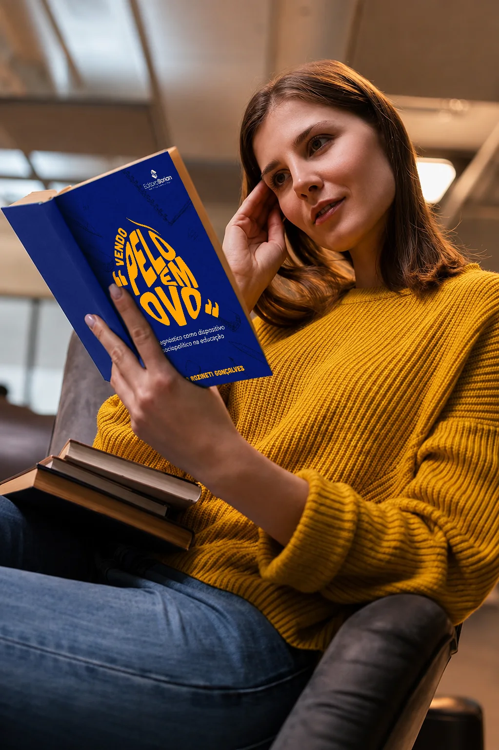 Pesquisadora folheando um livro acadêmico publicado